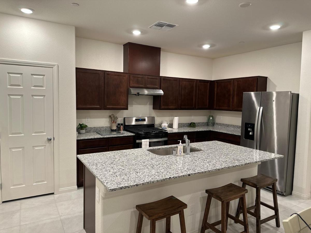 Beautiful Brand New 2 Bedroom Vegas Home! Fits 12 Or More,15-20 Minutes From Lv Strip Лас-Вегас Экстерьер фото